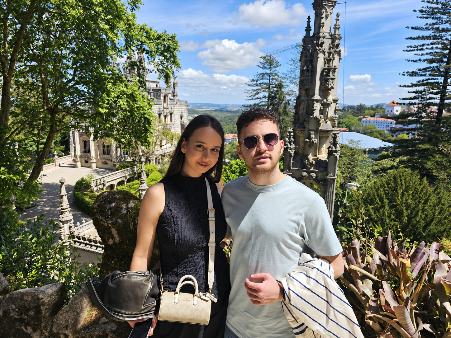 Cristi și Bianca într-o grădină, în călătorie