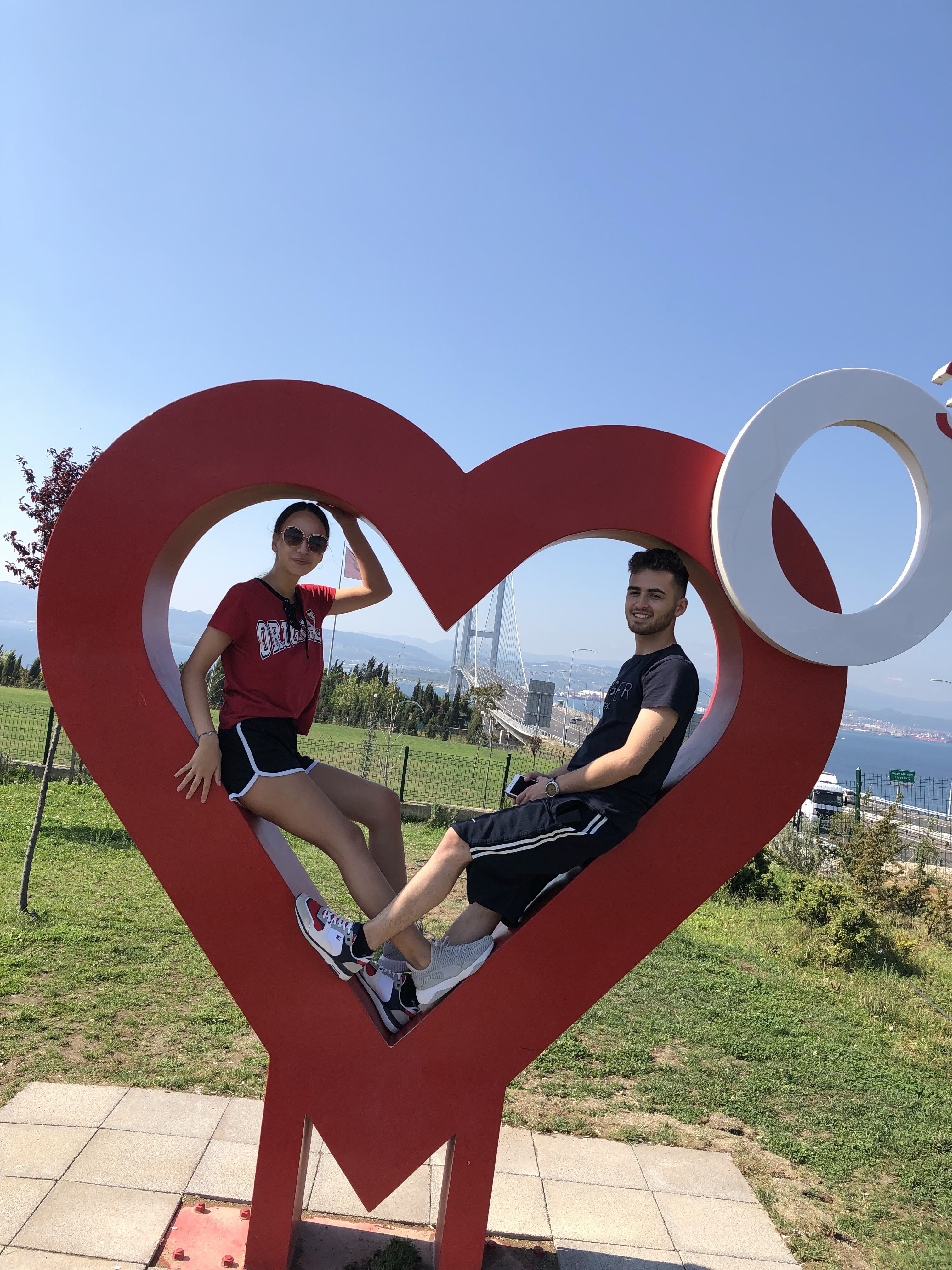Cristi și Bianca într-o sculptură în formă de inimă