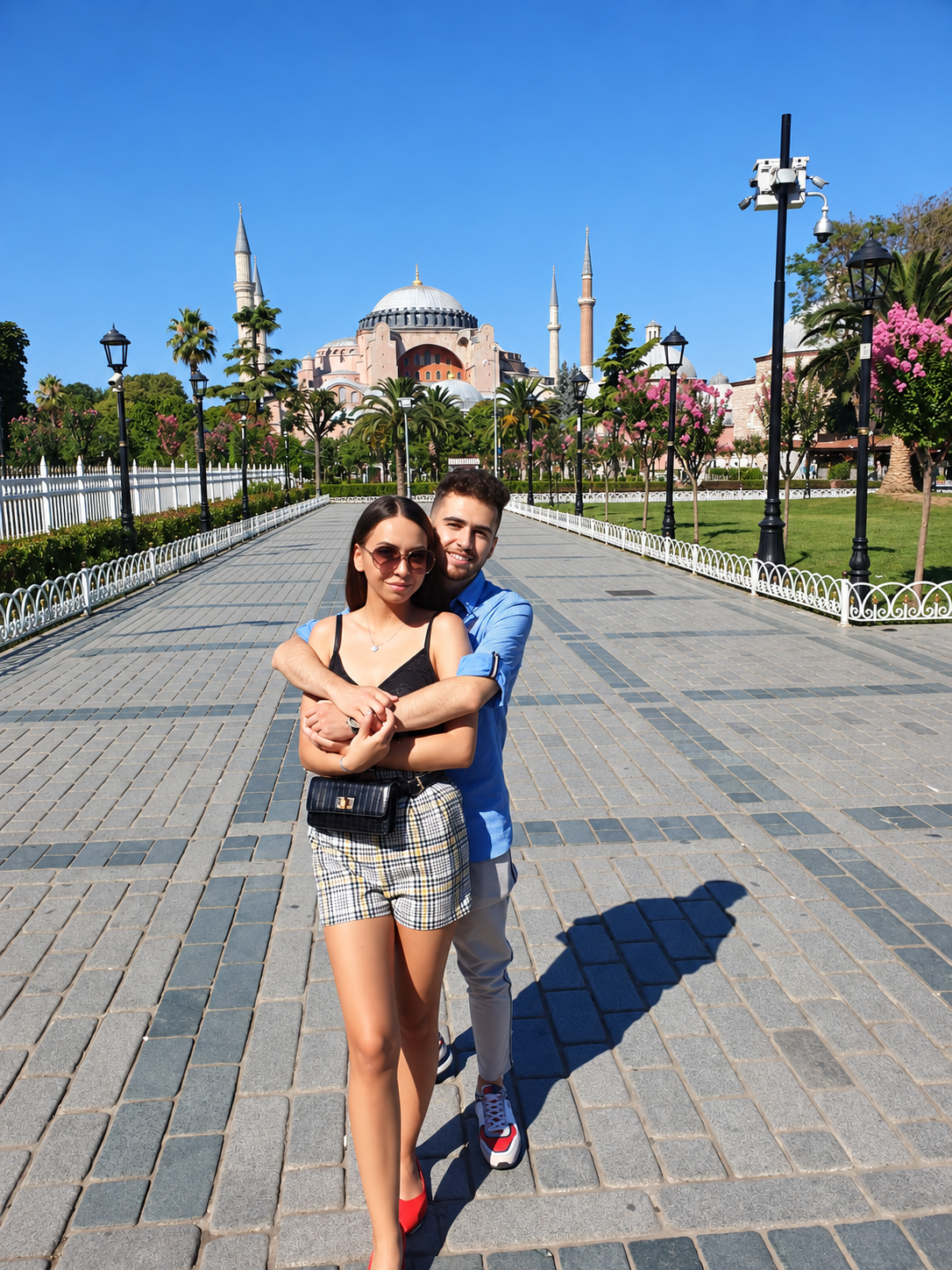 Cristi o îmbrățișează pe Bianca în Istanbul