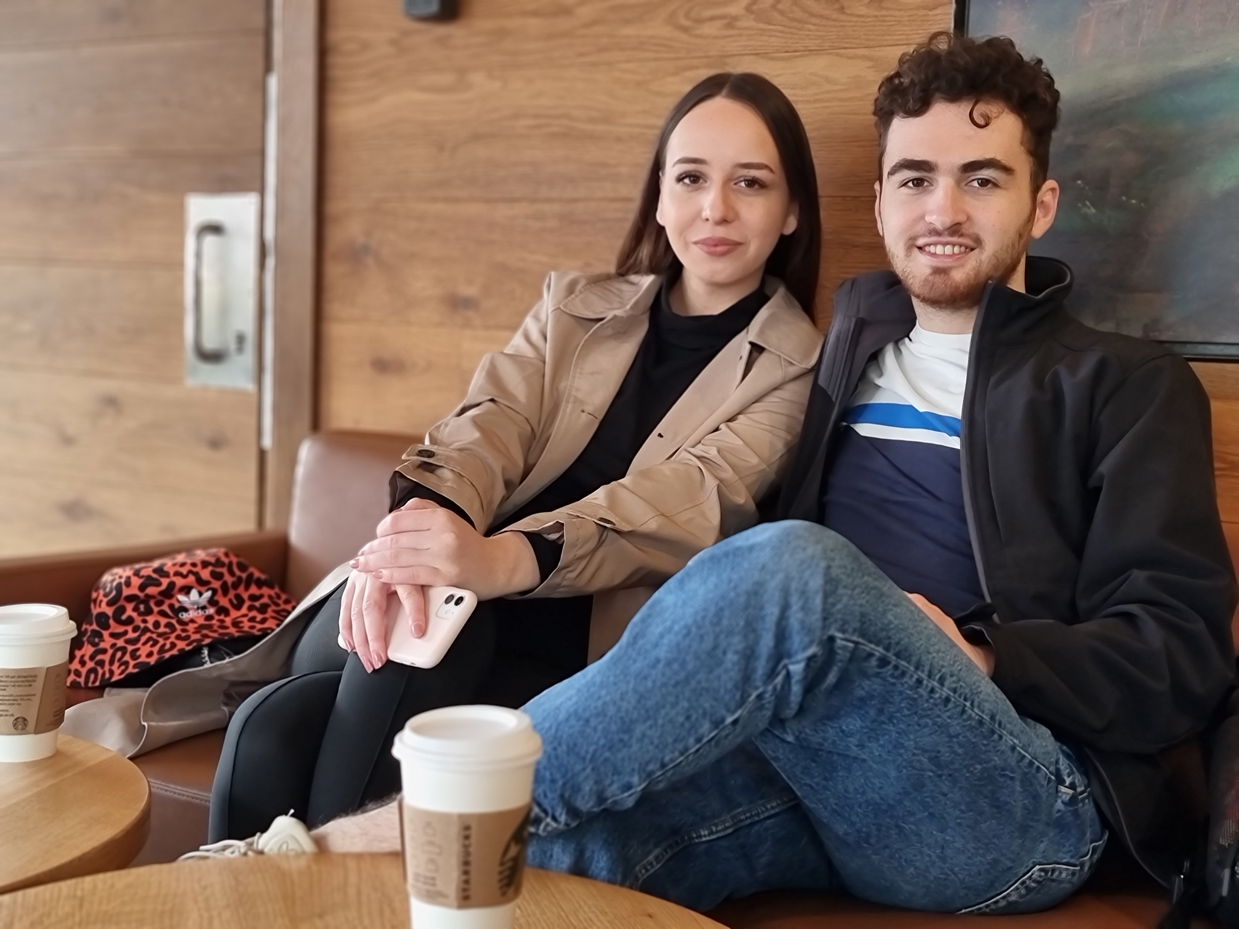 Cristi și Bianca stând împreună într-o cafenea
